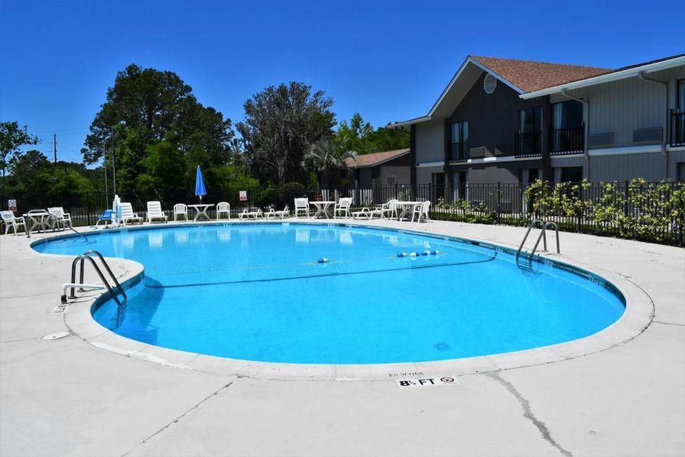 Howard Johnson By Wyndham Beaufort/Parris Island Экстерьер фото