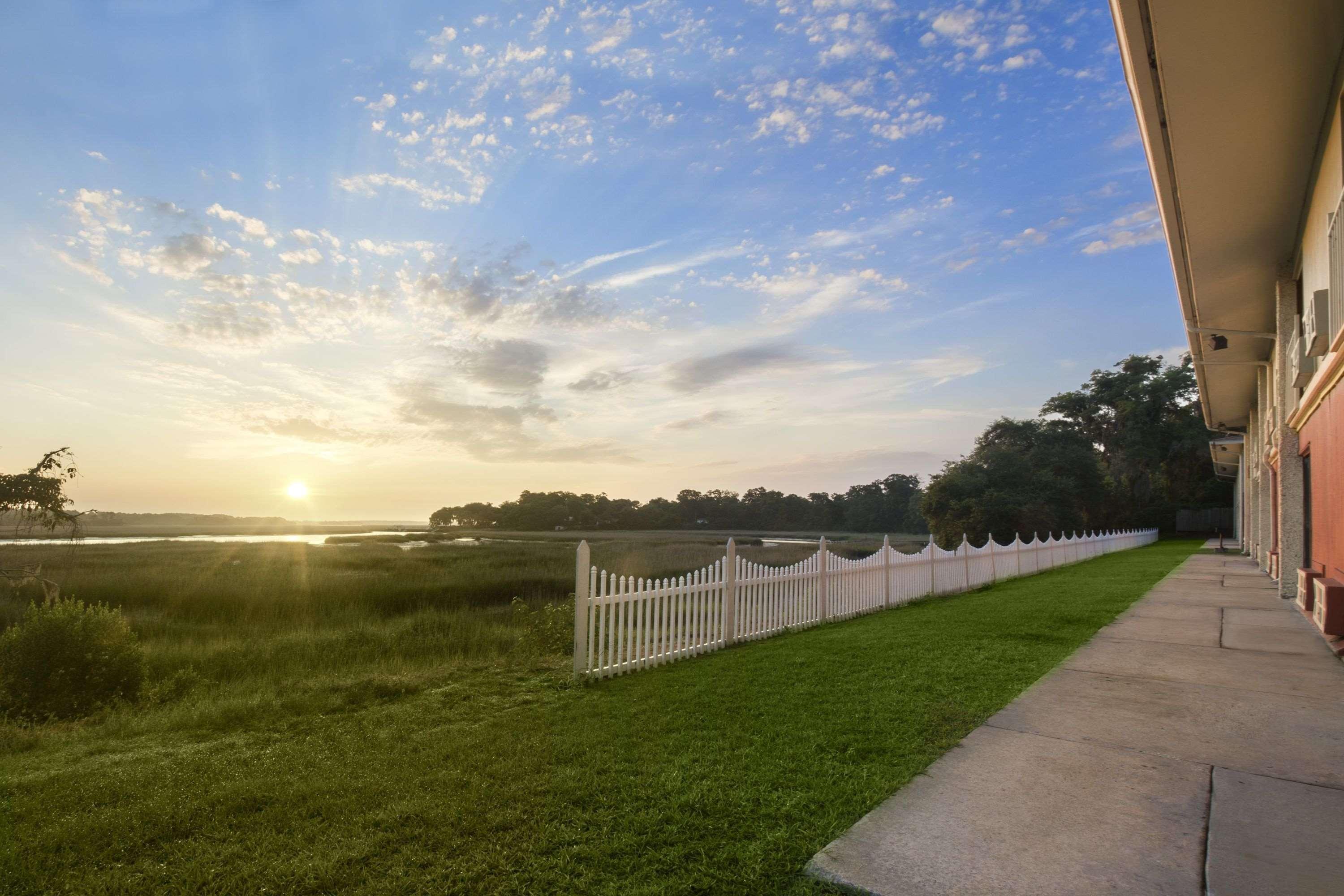 Howard Johnson By Wyndham Beaufort/Parris Island Экстерьер фото