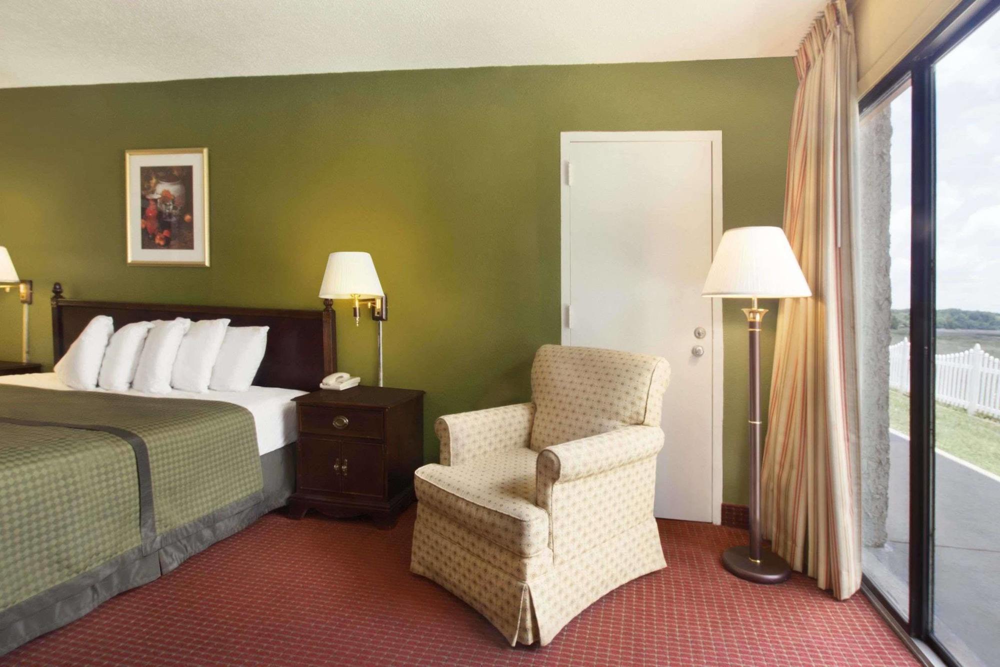 Howard Johnson By Wyndham Beaufort/Parris Island Экстерьер фото