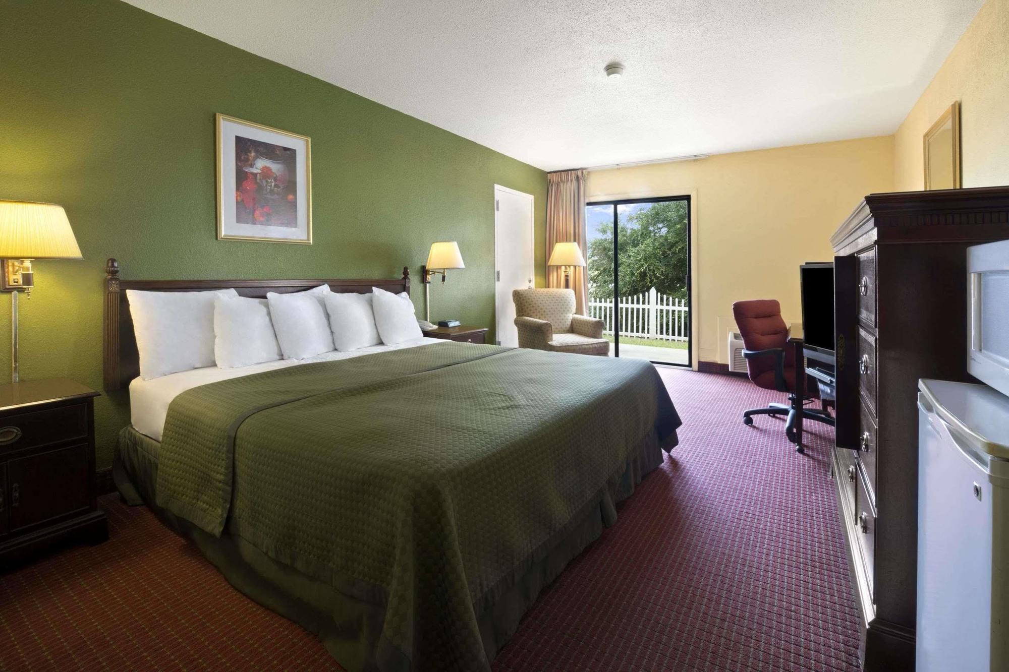 Howard Johnson By Wyndham Beaufort/Parris Island Экстерьер фото